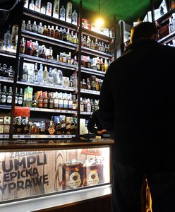 18-letni sprzedawca ukradł 2600 zł z kasy i wydał na alkohol z kolegami