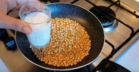 Popcorn karmelowy. Przepis na domowy popcorn. Składniki i wykonanie