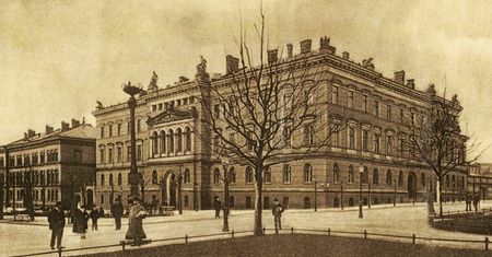 Na gruzach historii. Dziś Sąd Okręgowy, dawniej Królewski Sąd Krajowy.