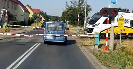 Dolnośląskie. Bus z pasażerami utknął między szlabanami na DK94