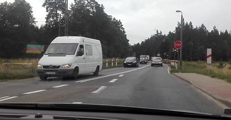 Zatrzymaj się przed przejazdem! Absurd z polskiej drogi
