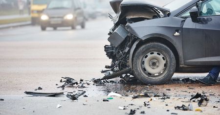 Rozbili samochód na drzewie, bo uprawiali seks w trakcie jazdy. Na wszystko patrzyło dziecko