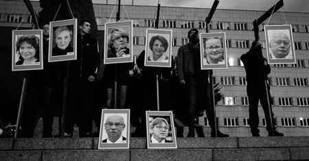 "NYT" o szubienicach dla europosłów PO. "Być może był to protest polityczny, ale wyglądał jak groźba śmierci"