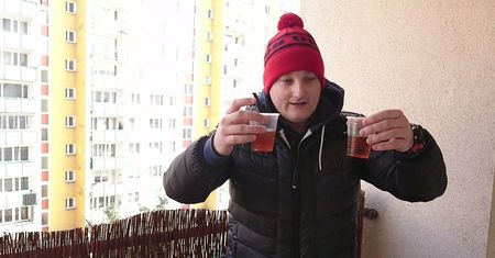 Olej silnikowy kontra mróz. Wystawiliśmy próbkę na noc na balkon