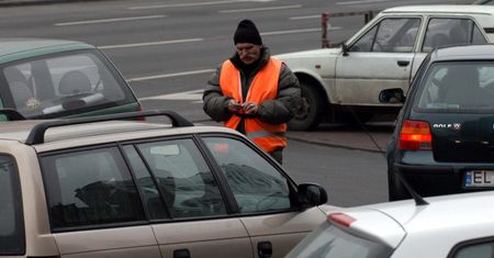 Nie dasz złotówki, porysują ci auto. Problem "parkingowych"