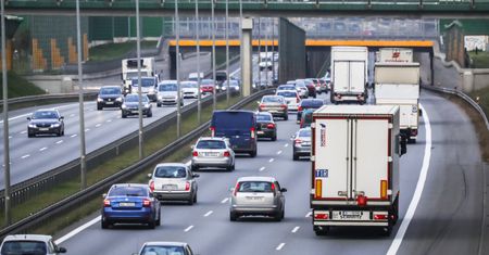 Zderzenie dwóch tirów na S8. Nastąpił wyciek płynów