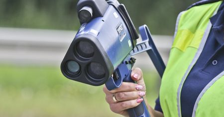 Policjanci dostali mierniki LTI 20/20 TruCam. Nowa broń drogówki nie taka idealna