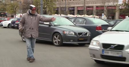 Samozwańczy parkingowi – pomagają, czy wyłudzają pieniądze?
