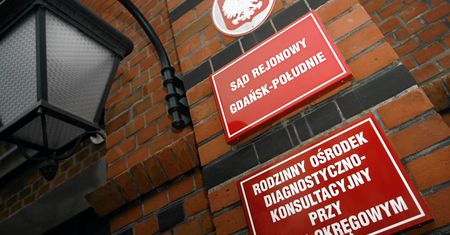 Nastolatek terroryzował gdańskie osiedle. Bił metalową pałką inne dzieci