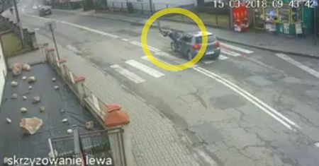 Rozpędzony golf wjechał w przechodnia na pasach. Mężczyzna przeleciał kilka metrów