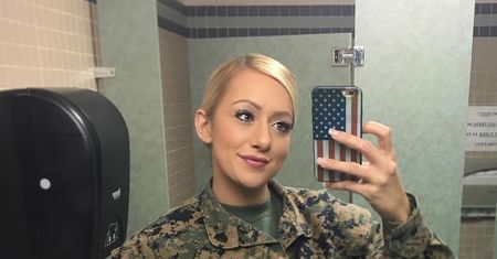 Kocha Amerykę i głosuje na Trumpa. Internauci zachwyceni "combat barbie"