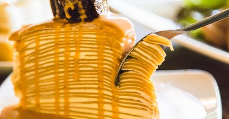 Tort naleśnikowy krok po kroku. Deser dla prawdziwych łasuchów