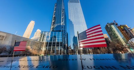 Zamach z 11 września 2001 na World Trade Center. Lech Wałęsa wspomina wydarzenie jako "jeden z najtragiczniejszych dni w historii ludzkości"