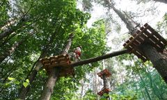 Wypadek w parku linowym w Rewalu. Nastolatek trafił do szpitala