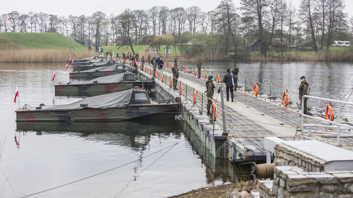 Wojsko często rozstawia mosty pontonowe. Jednak nigdy nie mocowano na nich tak wielkich rurociągów.