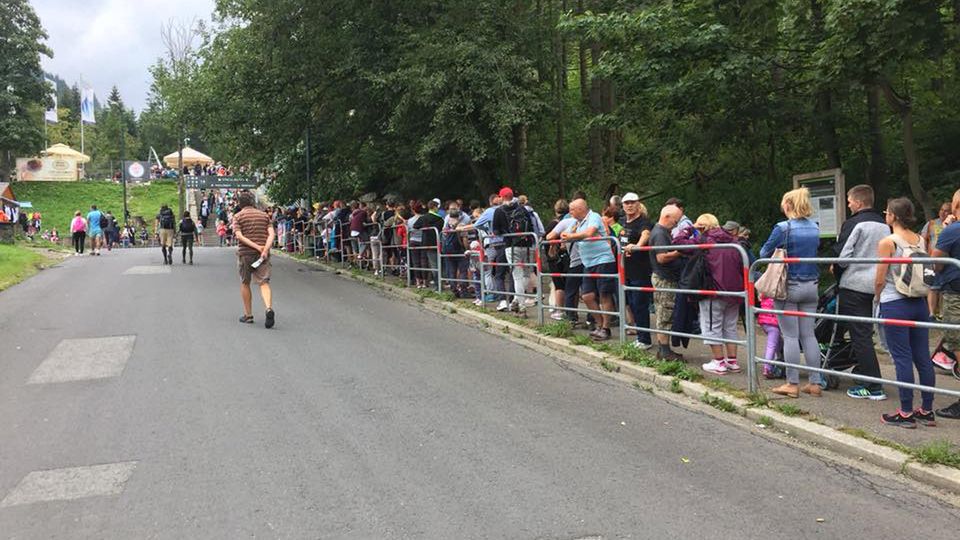 Chętni do wjechania koleją linową na Kasprowy Wierch muszą uzbroić się w cierpliwość.