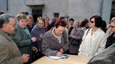 Pracownicy "Nowego" podpisują listę obecności