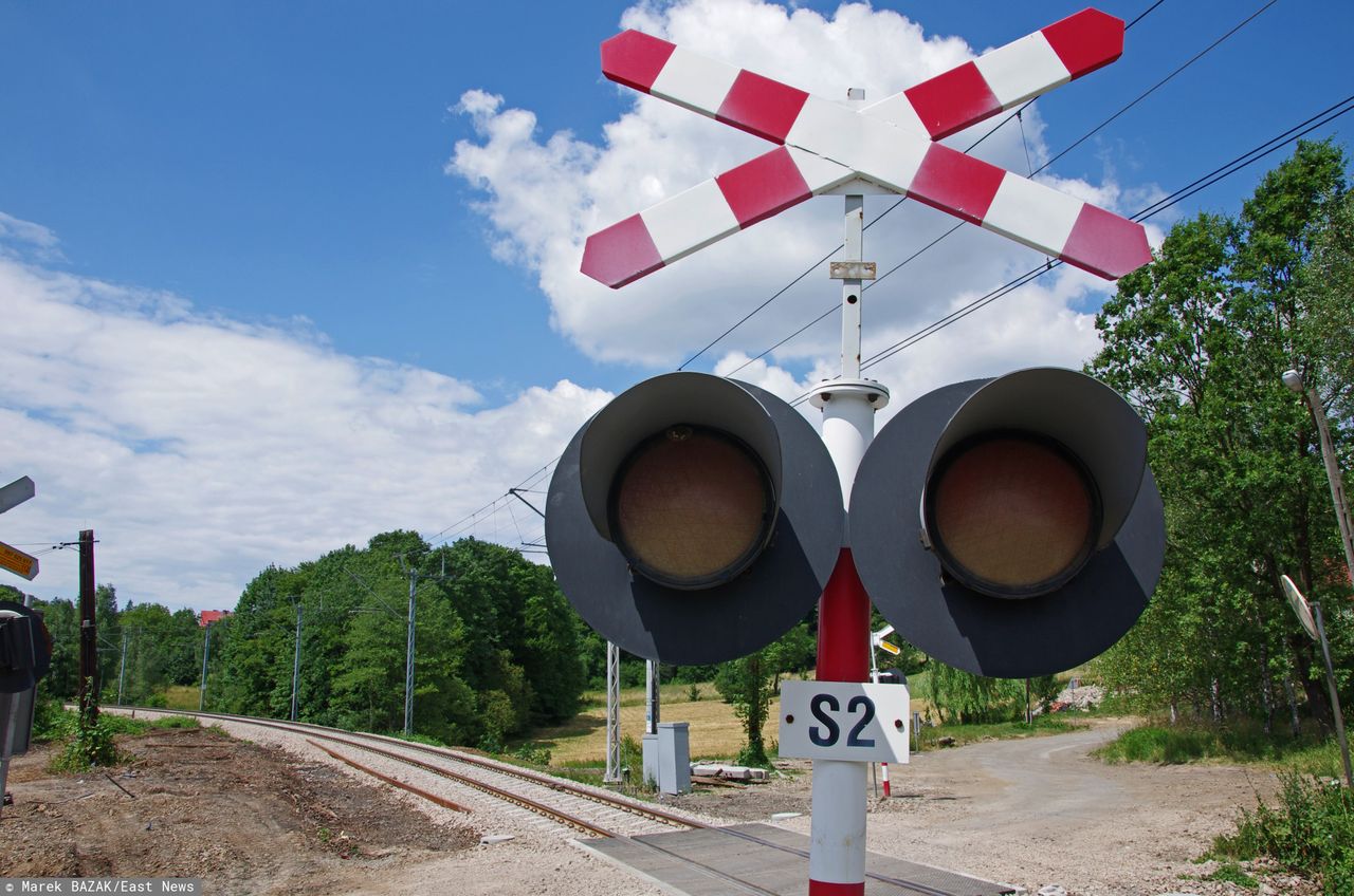 Suchy Bór. Wypadek na przejeździe kolejowym. Nie żyje jedna osoba