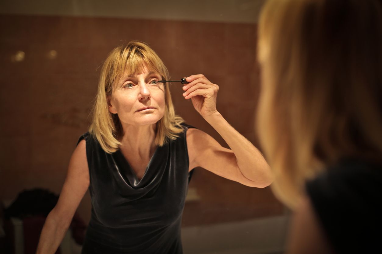 Makijaż na bal dla dojrzałych kobiet - jak malować się po 40. roku życia?