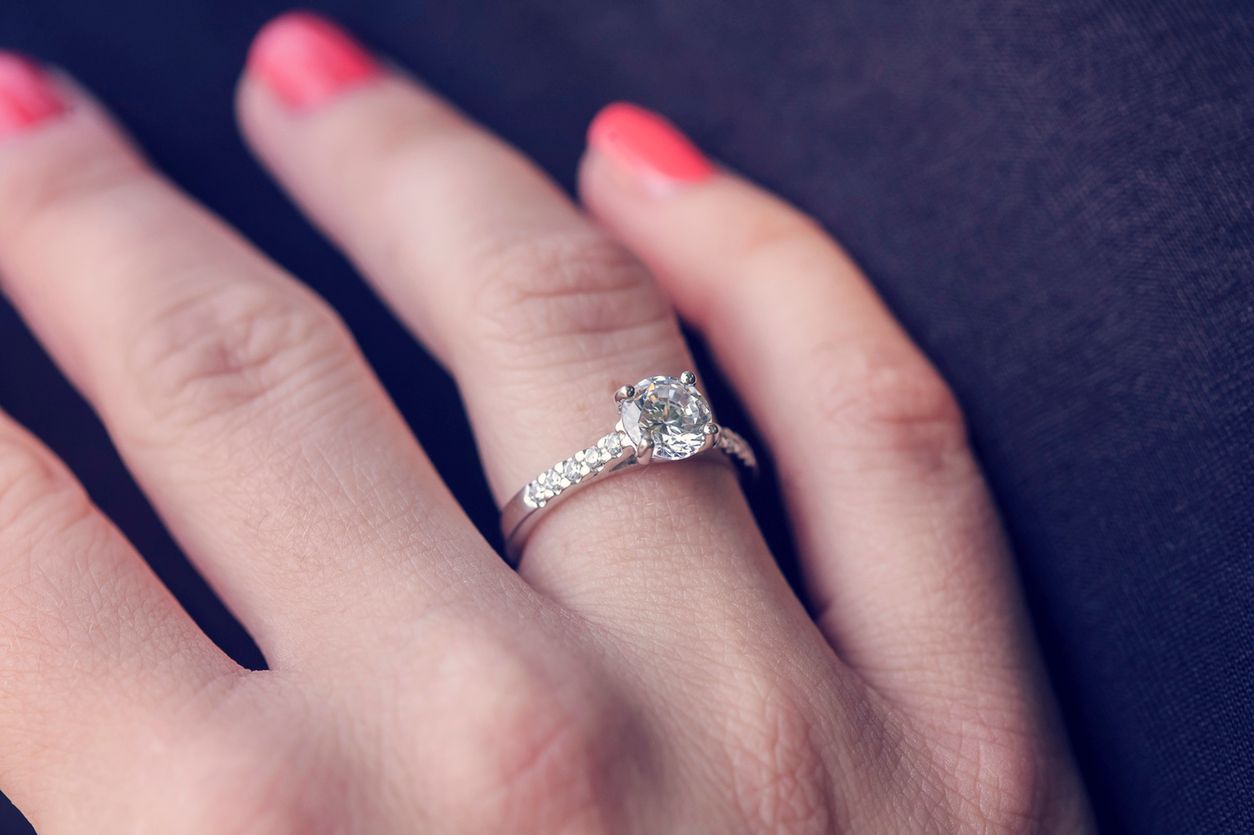 Tanie pierścionki zaręczynowe, które wyglądają na drogie