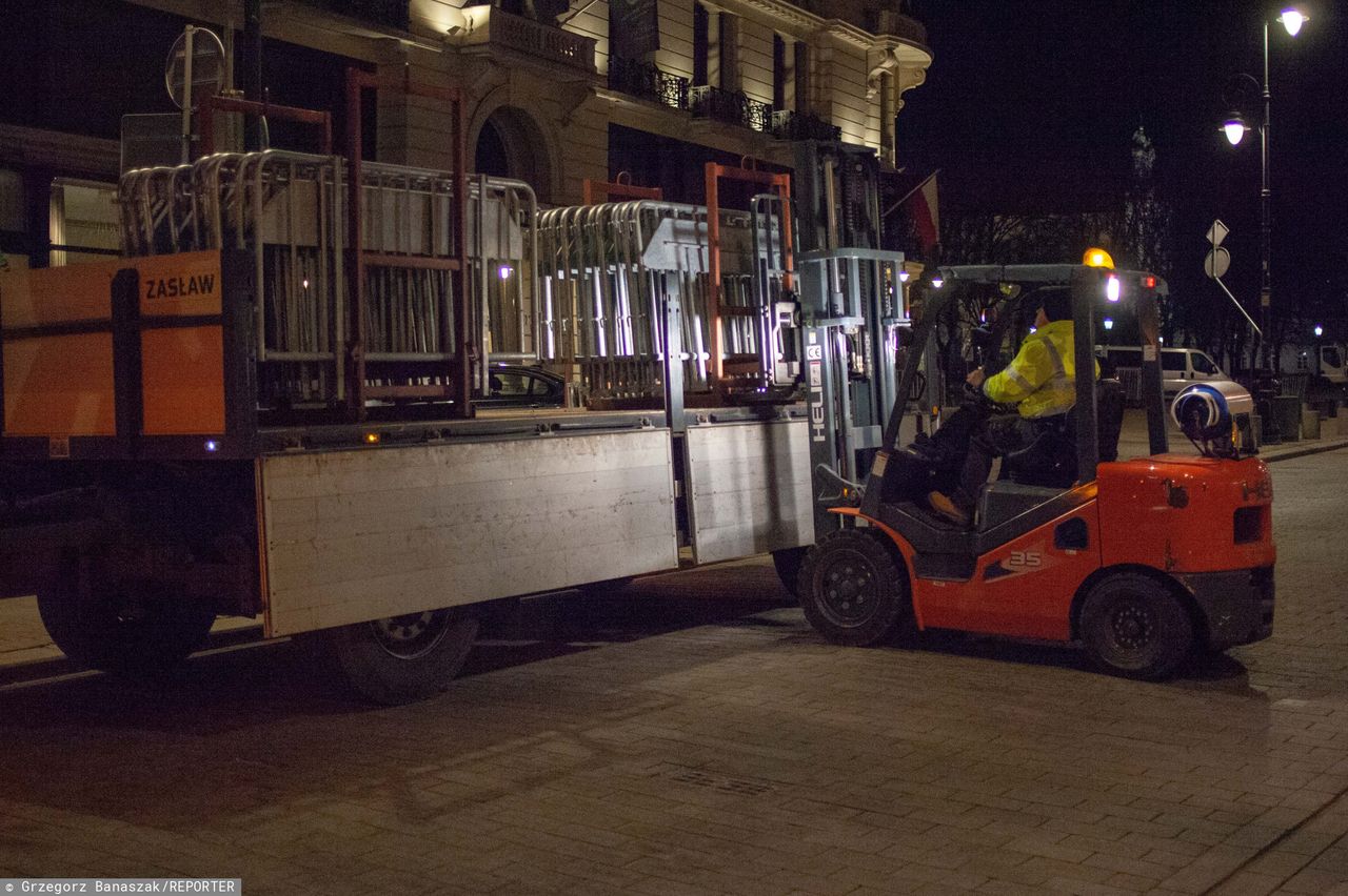 Kielce. Tragiczny wypadek, mężczyznę zmiażdżyły metalowe skrzynie