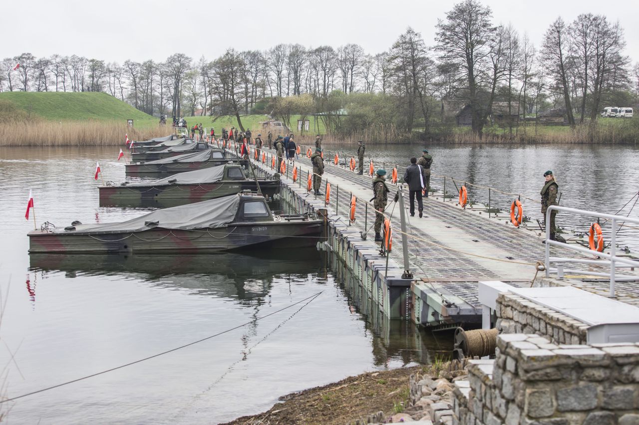 Most pontonowy na Wiśle. Doświadczony wojskowy: "W tym miejscu tego nie widzę"