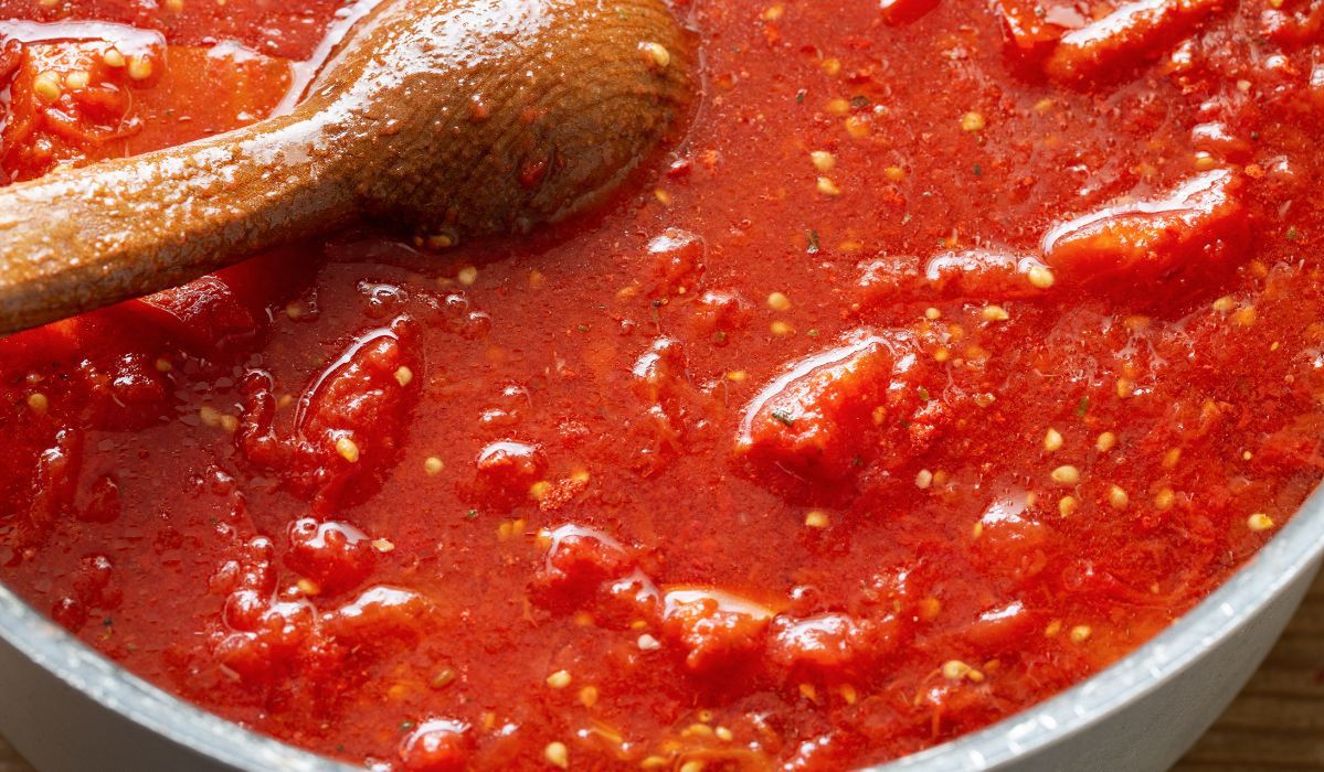 Domowy przecier pomidorowy - przepis. Podstawa wielu smacznych dań