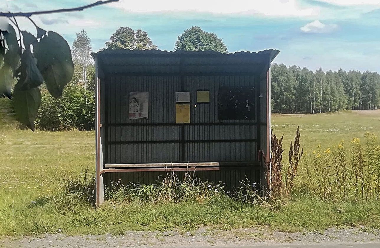Tak wyglądają przystanki autobusowe w niektórych wsiach