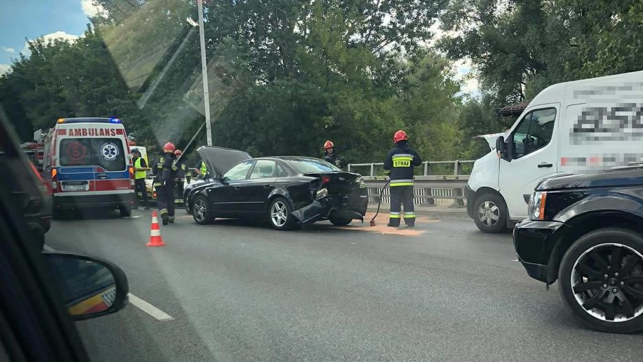 Jednym z uczestniczących w wypadku pojazdów było czarne audi.