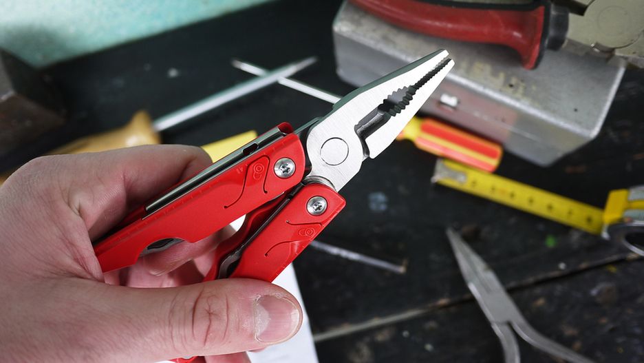 Multitool to tylko jedno z narzędzi, które warto zabrać do samochodu