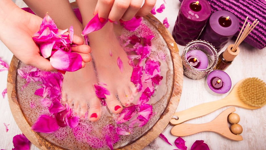 Pedicure domowy, podobnie jak manicure, zrobimy, mając podstawowe akcesoria i przybory do paznokci