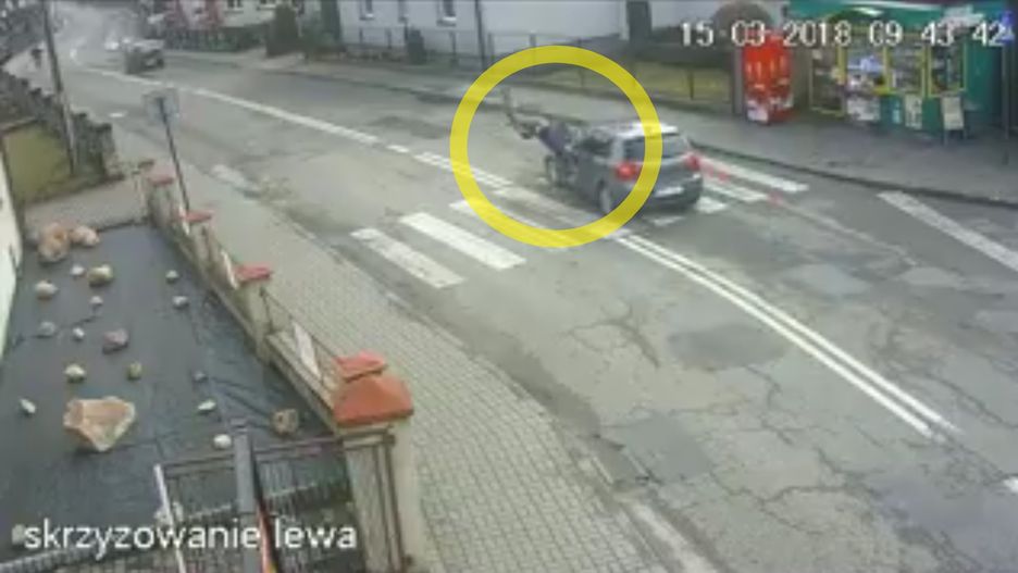 Rozpędzony volkswagen uderzył z impetem w przechodnia