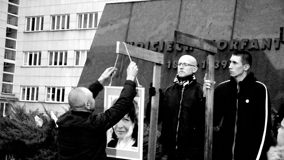 W listopadzie 2017 roku narodowcy powiesili portrety posłów PO na szubienicach.