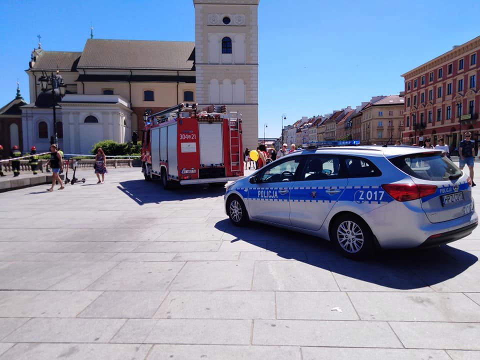 Warszawa. Element balustrady runął na chodnik przy trasie WZ