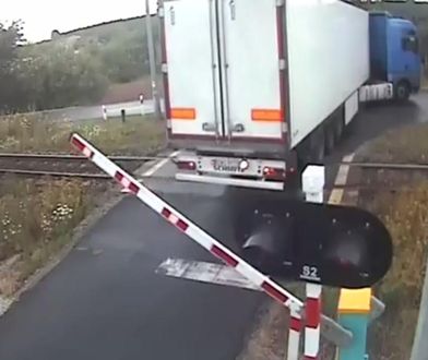 Szokujące nagranie. Pociąg z ogromną siłą uderzył w ciężarówkę