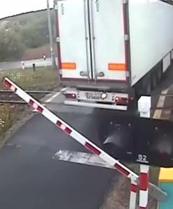 Szokujące nagranie. Pociąg z ogromną siłą uderzył w ciężarówkę