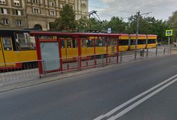 Muranów. Wjechała lexusem w przystanek tramwajowy