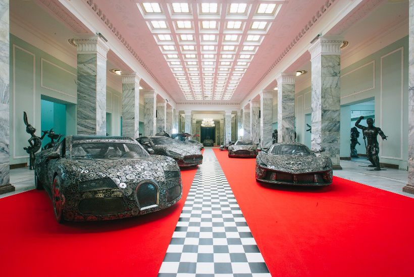 Wystawa modeli samochodów zbudowanych ze złomu. Niezwykłe rzeźby wymyślone przez Polaka