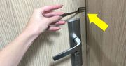 Nowe oszustwo. Gdy znajdziesz widelec w drzwiach mieszkana, to od razu wzywaj policję