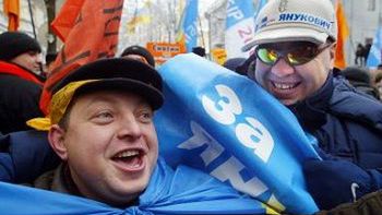 Zwolennicy Wiktora Janukowycza przed budynkiem sšdu