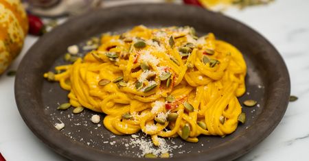 Makaron spaghetti z sosem dyniowym. Jesienna, kremowa pasta idealna na rozgrzanie