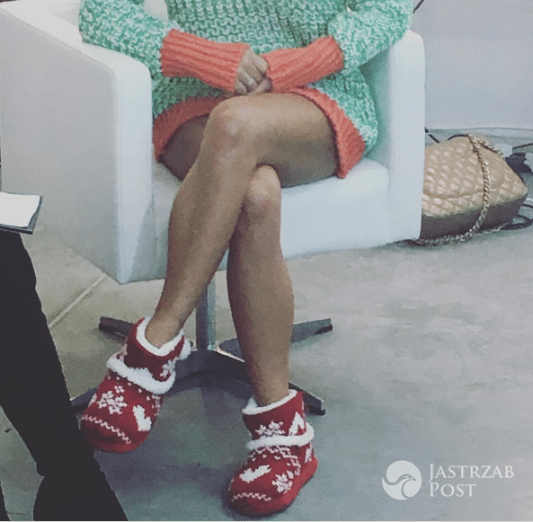 Małgorzata Rozenek w kapciach na planie sesji zdjęciowej