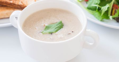 Zupa chrzanowa na Wielkanoc. Kremowa, aromatyczna i prosto z zeszytu babci