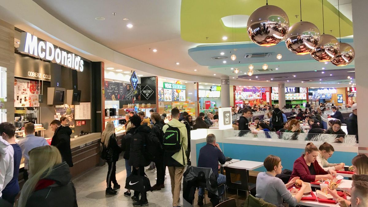 Nie wszystkim galeriom handlowym potrzebny jest sztuczny tłum. Tu strefa restauracyjna Galerii Krakowskiej podczas jednej z niedziel niehandlowych.