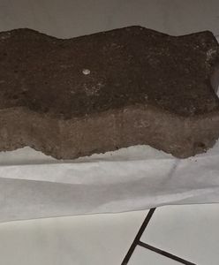 Tą kostką mężczyzna rozbił głowę pani Krystynie. Ma ją w domu, bo policja nie była zainteresowana