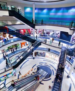 O mały włos od tragedii w galerii handlowej. Mężczyzna spadł z 2. piętra na matkę z dzieckiem