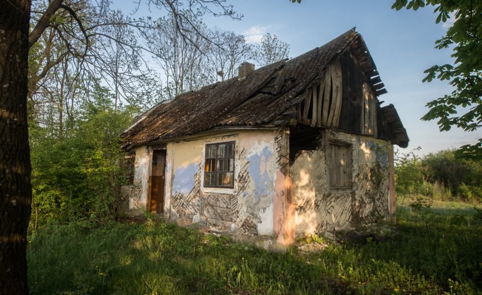 Opuszczony dom we wsi Dąbrowa 