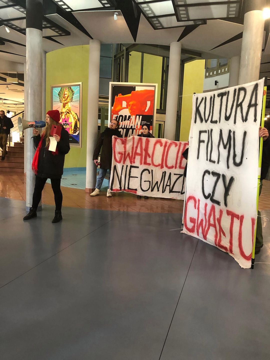 Protestujący przeciwko spotkaniu z Romanem Polańskim na terenie łódzkiej filmówki. 