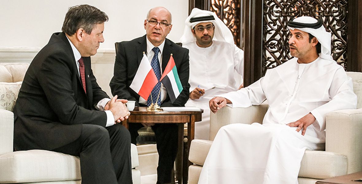 Abu Zabi, Zjednoczone Emiraty Arabskie, 29.04.2015 r. Wicepremier, minister gospodarki Janusz Piechociński i szef Rady Bezpieczeństwa Narodowego ZEA Azza Pin Zayed Al Nahyan (z prawej) 