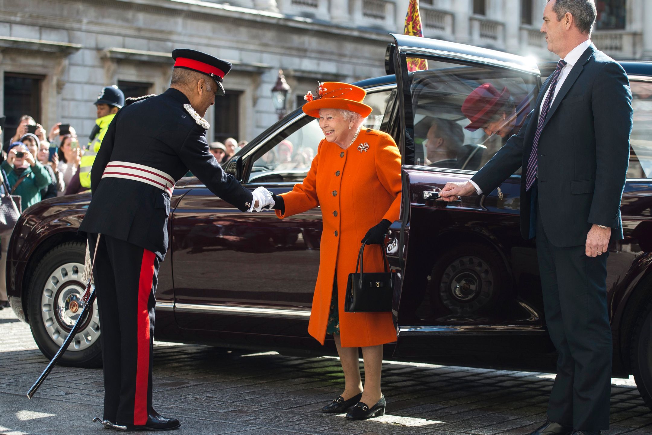 epaselect epa06615532 Britain's Queen Elizabeth II (C) arrives for a visit to the Royal Academy of Arts in Central London, Britain, 20 March 2017. The monarch was visiting the Academy to view a major redevelopment of the site and opening the new Burlington Gardens building.  EPA/WILL OLIVER 
Dostawca: PAP/EPA. 